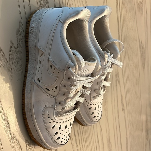 NIKE GORGEOUS perforated white leather sneakers !! Like new ! - Picture 4 of 6